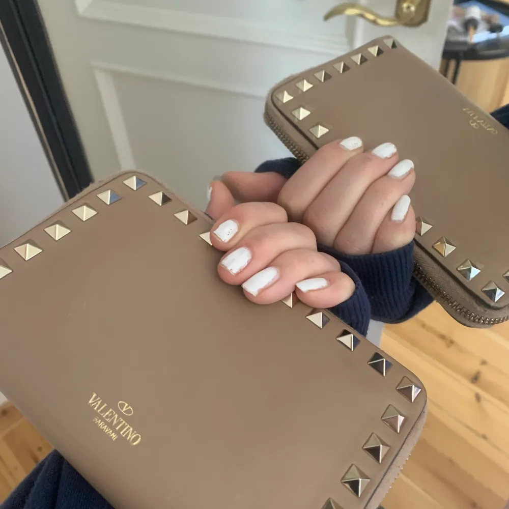 Valentino plånbok. Nypris runt 6000 kr. Säljer för 2300❤️ kan mötas upp i Sthlm😘. Accessoarer.