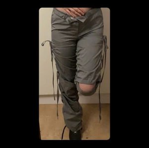 SHEIN - SHEIN byxor dragsko rynkad slätt, används inte längre den bra i skick ingen skada på byxan grå grön aktiv färg. Köparen står för frakten. 