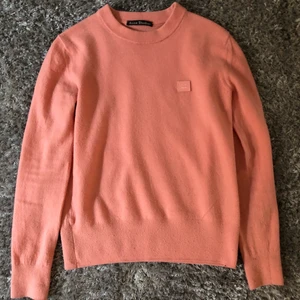 Acne tröja - Säljer denna så najs tröja från acne. Den är i super fint skick och är så najs nu på en sommar kväll eller på våren. Säljer på grund av att jag tyvärr inte fått så mycket användning av den på länge. Köptes för lite över 2000 för två år sedan. Hör av er vid frågor eller mer bilder💞💞