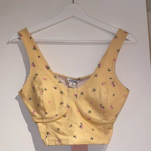 Helt nytt MONKI linne - Ett helt nytt sommarlinne från monki med lapp kvar, inte använd på grund av fel storlek. (Normal i strl M)