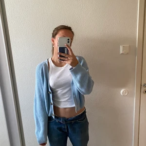 Stickad kofta - Kofta i en underbar blå färg från Monkl. Knappts använd så i jättebra skick. Jag är 172 cm lång och bär oftast strl s. Kan mötas upp i sthlm annars står köparen för frakten💞