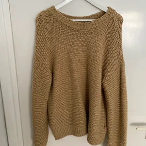 Fin varm, lite tjockare stickad tröra  - Använt fåtal gånger 