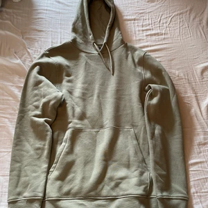 Grön dressman hoodie  - En hoodie från dressman i en grön fräsch färg som är helt oanvänd! Skick 10/10. Vid frågor kontakta mig i dm! 