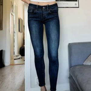 Riktigt snygga sköna jeans från G-star, modell Lynn d-mid super skinn. Width: 27 lenght: 30. 