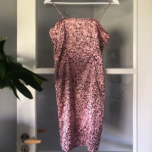 Leopard klänning - Storlek S. Rosa leopardklänning med figurnära passform. Dragkedja i ryggen. Ej stretchigt material. Osäkert vilket märke.