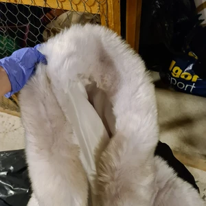 Born in stockholm väst vitt - Helt ny. Köparen står för frakt.