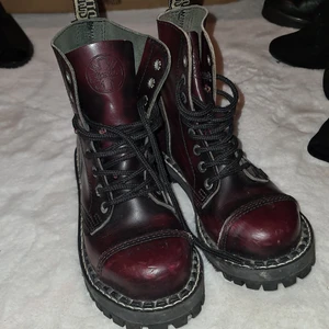 Steel kängor  - Bra skick. Köparen står för frakt.