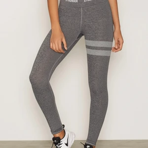 Gråa STRONGER byxor😍 - Dessa är nästan helt oanvända och det är lånade bilden kontakta mig om ni vill ha mer bilder💗Dessa är köpta för 700kr men säljer för 400kr dessa är även en tjockare modell så värmer på våren