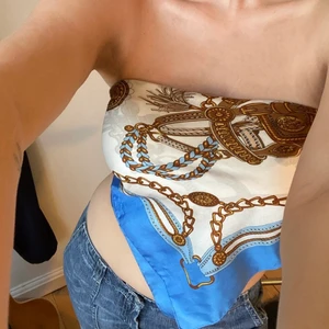 Ljusblå scarf, onesize - Ljusblå mönstrad scarf som går att använda både som sommartopp och hårband, som ni ser på sista bilden😇 säljer då det inte längre än min stil! Frakt ingår💕