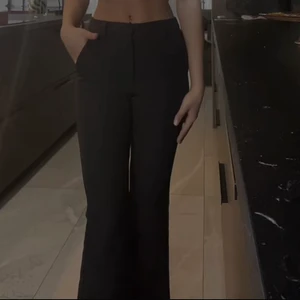 bikbok kostymbyxor - Säljer mina älskade kostymbyxor från bikbok i modellen vilma, köpte förra året och har används fåtal gånger då de blev för små för mig! Lånade bilder skriv privat för egna bilder❤️ köptes för 400 kr säljer för 250 +frakt