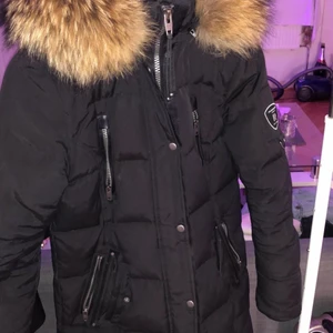 Rock and Blue vinterjacka stl 38  - Säljer min vinterjacka pga den har blivit för stor på mig. Inga skador på jackan, använd 2 vintrar. Äkta päls. Köpt för 5000:- plus. 