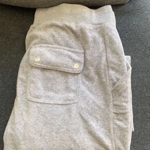Juicy couture byxor - Säljer ett par helt nya och fräscha juicy couture byxor då dom inte blev till någon användning för mig och även för korta. Byxorna är i storlek L men skulle beskriva det som M/L då det olika om du vill ha dom tajtare vid låren. Helt nyskick och priset kan dessutom diskuteras. Vid snabbaffär så säljer jag för 700kr