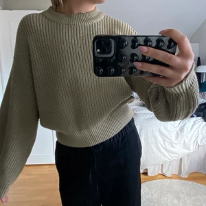 Tröja - Säljer den hör super fina stickade tröjan från H&M i storlek xs men skulle säga att den sitter som en S😄 130kr plus frakt 66kr