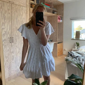 Sommarklänning - Superfin ”Broderad” klänning, köpt förra sommarn men knappt använd. Us storlek 8, så typ st 38. Passar mig bra som vanligtvis har S/M😇