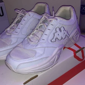 Kappa skor - Stl 39 vita kappa skor. Använda 1  gång endast för att prova dem