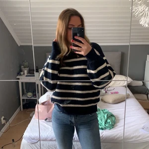 randig tröja - Stickad tröja från h&m som är köpt förra hösten men fortfarande är i fint skick! Supermysigt och sticks inte, perfekt till kjol och jeans 💖