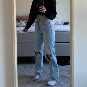 Blå petite 90s jeans från Gina 🤍 - Populära 90s jeans från GinaTricot i bra skick 🤍 storlek 32 petite 