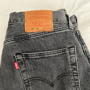 Levis 501 - Levis 501 storlek 32x34. Skick 9/10. Köpta i en Levis butik. Nypris 1200kr. Säljer dessa för 499 kr