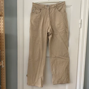 Armani Jeans Manchesterbyxor - Säljer dessa ljusbeiga manchesterbyxor från Armani Jeans. De kommer aldrig till användning (vilket syns på skrynkligheten). Bra skick utöver det! Midja ca 81 cm och längd innerben är 72 cm. 