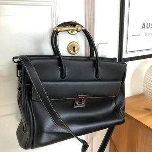 Svart läderväska för jobb/plugg - Helt oanvänd läderväska i rejäl kvalitet med plats för dator och även matlådan. Smarta fack för pennor, telefon osv. Avtagbar axelrem.  Mått: 40x27x15