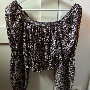 Boohoo långärmad leopardtopp (NY) - Aldrig använd långärmad topp, med lätt puffärm i leopardmönster. 