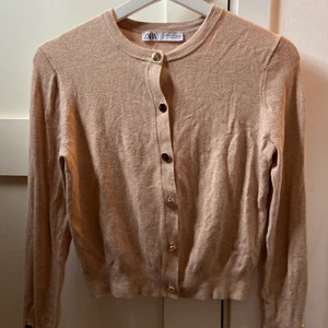 Zara finstickad kofta med knappar (NY) - Finstickad kofta i väldigt gott skick med guldfärgade knappar.  Aldrig använd!