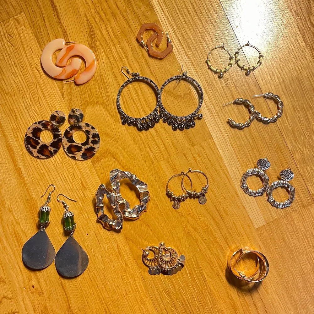 Säljer massa smycken!!!  Ringar 15kr styck Halsband och armband 30kr styck  Örhängen 30 kr styck! Köp minst 3 saker per beställning helst🙌🏽💕💕 Har även fler ringar, skriv privat❤️‍🔥. Övrigt.