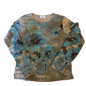 Långärmad tröja - säljer pga att den inte kommer till användning. Är i fint skick och finner inga fel på den. 