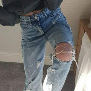 Säljer mina baggy jeans från Shein. Säljer på grund av att det inte riktigt är min stil. Det är i bra skick och endast använt någon gång. Innerben: 80cm, hela längden: 98cm, midja: 32cm, höft: 40cm. Jag är 173 och de är långa på mig.❤