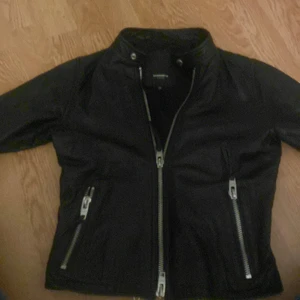 Skinnjacka - Jätte fin skinn jacka som e för liten för mig, den e värd 2000 kr, fin skick och passar också tjejer i s och xs 