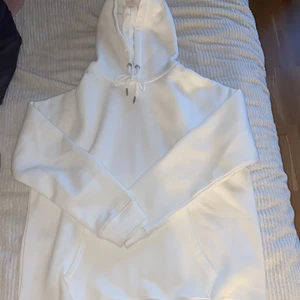 Oversize hoodie Nelly - Oversize hoodie från Nelly. Säljer pågrund av att den aldrig kommer till användning. Har använt en gång. 
