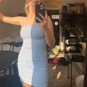 Zara klänning  - Jättefin stickad blå klänning från zara, oanvänd med prislapp kvar! 