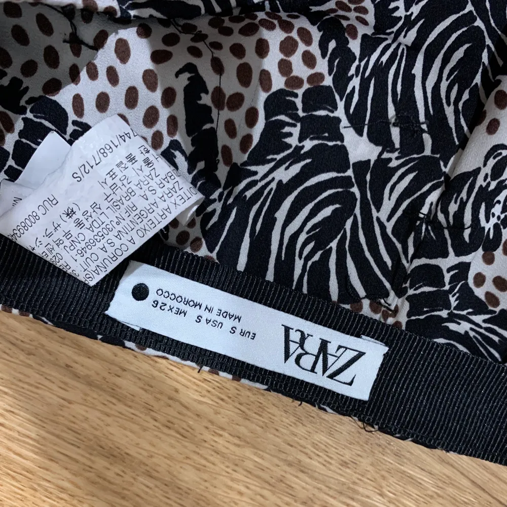 Fin kjol med zebra mönster från zara i storlek S. Kjolen har ”scrunch” på fram och baksida samt en liten volang nertill. Superfint skick!🌟. Kjolar.