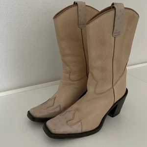 Beiga cowboy boots  - Säljer dessa snygga beiga cowboy boots som är nya! Säljer då de inte passar mig💓