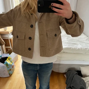 Kort kappa - Riktigt snygg kappa från zara, använd endast 1 gång så den är precis som nyskick. Den är väldigt liten i storleken, jag har storlek large i denna men jag brukar ha small eller medium beroende på hur löst jag vill ha det🤗👌🏼❤️