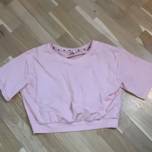 Tröja - Hej!💗 säljer denna jättefina rosa tröja från lager 157 i storlek 160 då jag inte använder den nå mer.💗 använd ca 2-3 ggr💗 säljer för 25kr+frakt💗