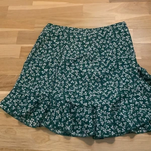 Kjol - Hej!💓 Säljer denna fina kjol från SHEIN i storlek S då jag inte använder den nå mer💓. Använd ca 3-4 ggr säljer för 50kr+frakt💓