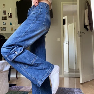 byxor med fickor på sidorna!  - skit coola byxor från cider! har 2 fixor på lägre benen. Älskar dessa byxorna, dock är dom lite för stora för mig!