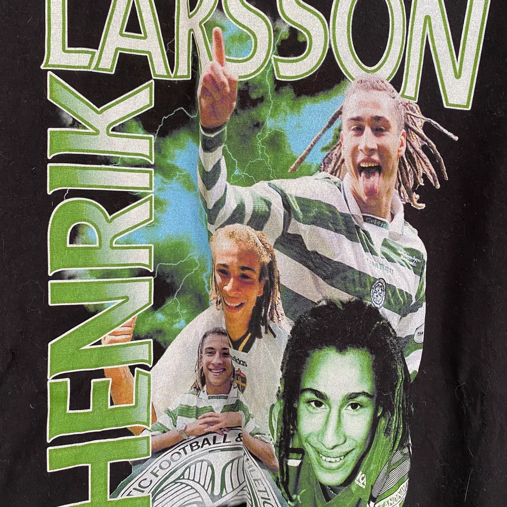 Henrik Larsson Graphic Tee! Svart t-shirt med detaljer från när han spelade i Celtic. Tröjan är ingen officiell merch utan är gjord i Spanien! Tröjan är XXL, sitter mer som en XL! Använd fåtal gånger.. T-shirts.