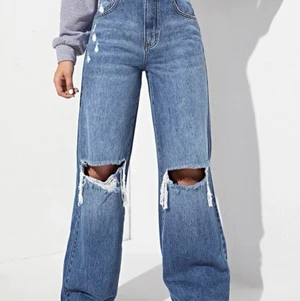 High Waisted Ripped Wide Leg Jeans - De är helt nya har köpt för 259kr saljer för 235kr eller 225kr dem är jätte bra materiel . Dem är jätte men dem passar bra med 168cm lang