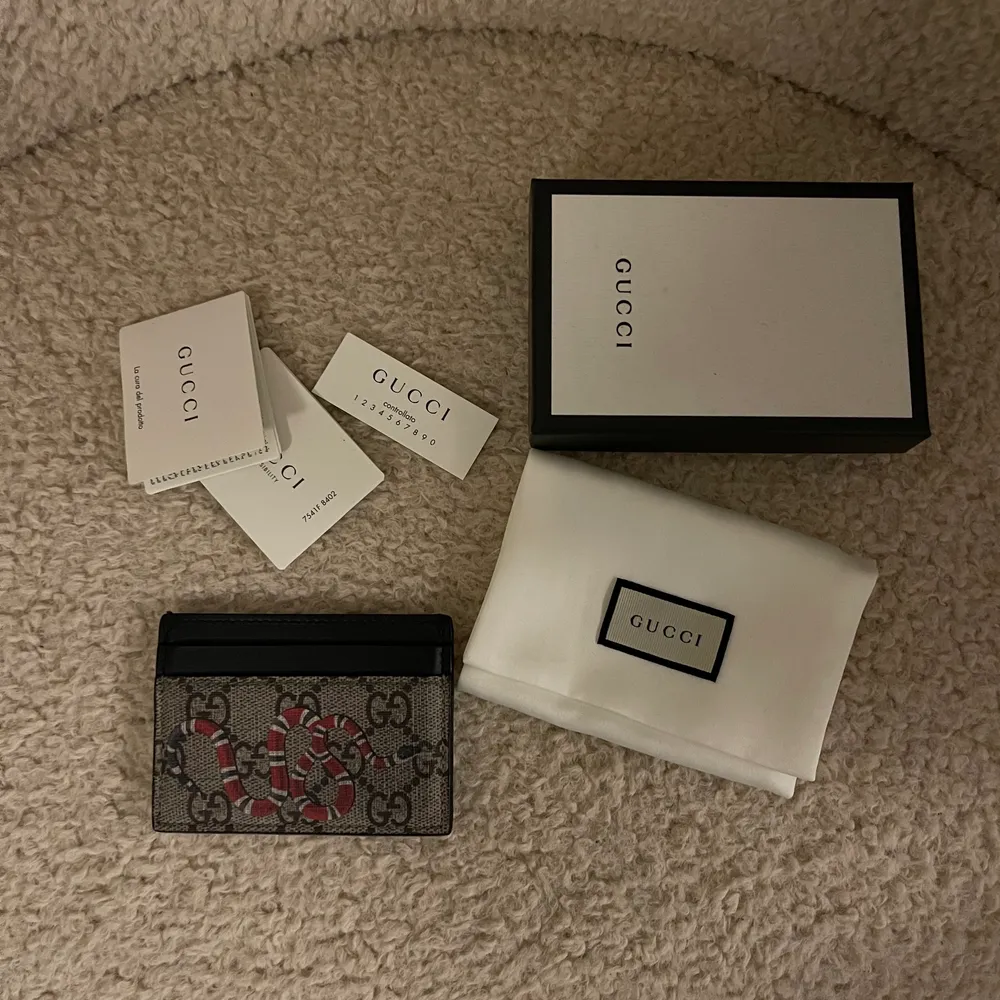 Gucci kingsnake cardholder med kvitto och alla tillbehör köpt i Berlin butiken, använd sparsamt men fortfarande i nyskick. . Accessoarer.