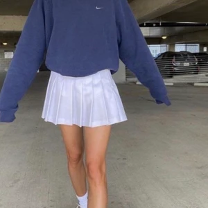 Vit tenniskjol  - !Första bilden är lånad från pinterest, andra är min! Köpt förra sommaren men kom endast till användning enstaka gånger, den är alltså i nyskick. Från H&M i stl 38, skulle passa 36 också. Köpte står för frakt eller så möts vi i Lund. Frågor tas privat🤍🥂