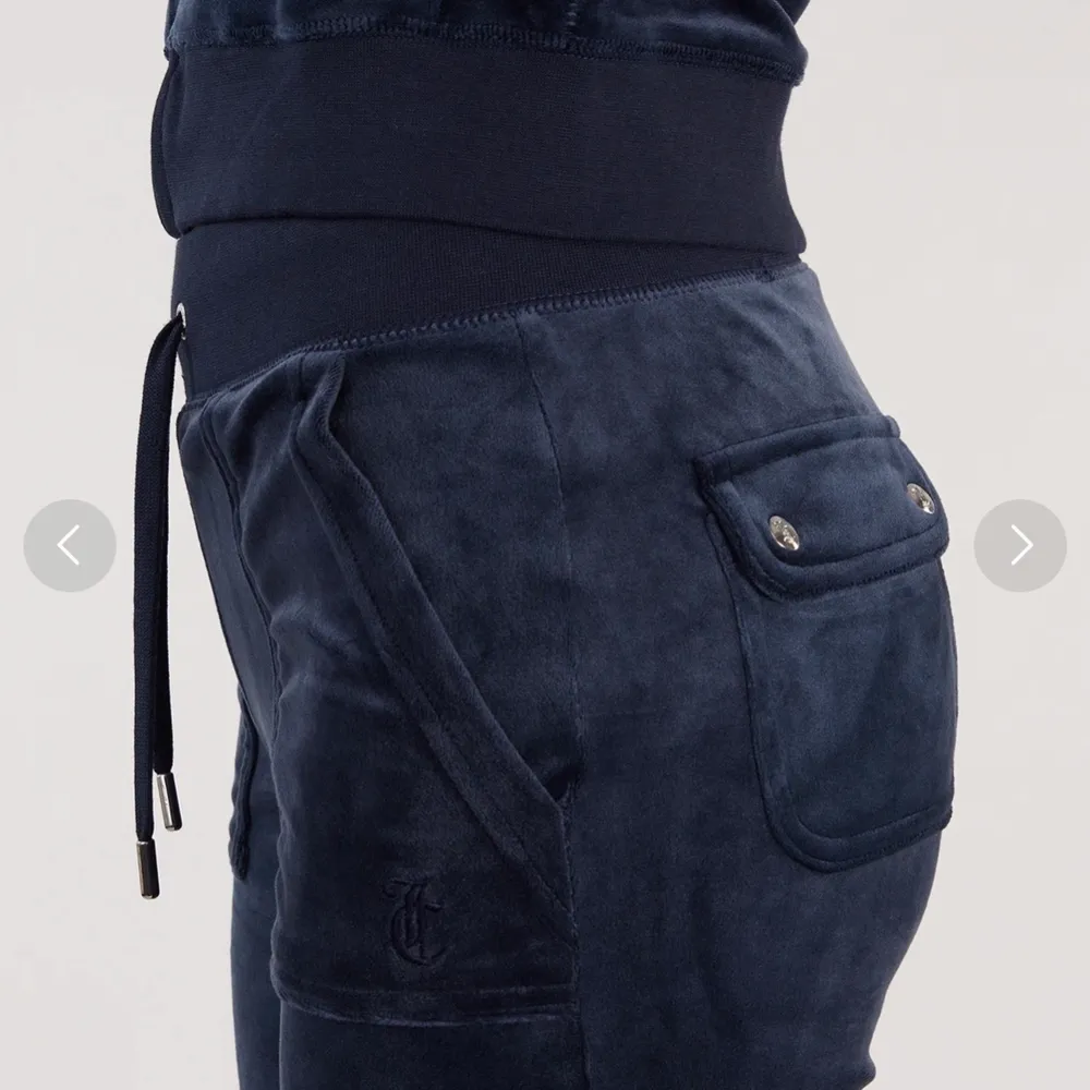 Hej jag söker dessa juicy byxor i storlek XS-S ger Max 500kr . Jeans & Byxor.