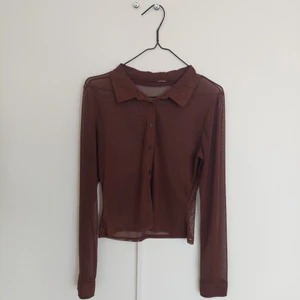 Mesh skjorta  - Mesh-skjorta ifrån H&M i superfin brun färg, endast använd 1 gång så i nyskick 🤎