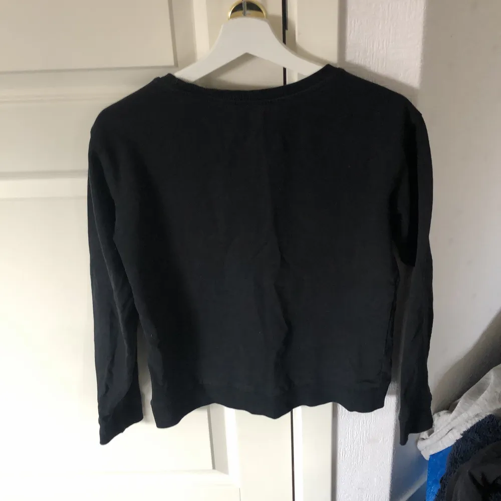 En svart tröja med text som jag köpte utomlands för några år sedan. Den är i bra skick. Frakt tillkommer . Tröjor & Koftor.