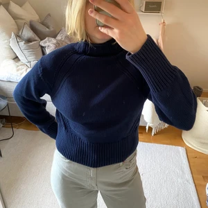 Stickad tröja  - Säljer min stickade tröja i färgen Navy från H&M. Långa ärmar och kortare i midjan. Fina detaljer och långa muddar. Storlek S. Köparen står för frakten och fraktar endast.🤍