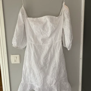 Vit sommarklänning - Vit klänning från Bikbok. Storlek XS. Fint skick. Säljs då den är för liten