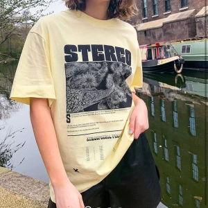 T-shirt  - Gul t-shirt med coolt tryck, från asos. Storlek 38. Lite oversized i passformen väldigt skön. Knappt använd. Skriv om ni undrar nåt och vill köpa :) inte såld! 