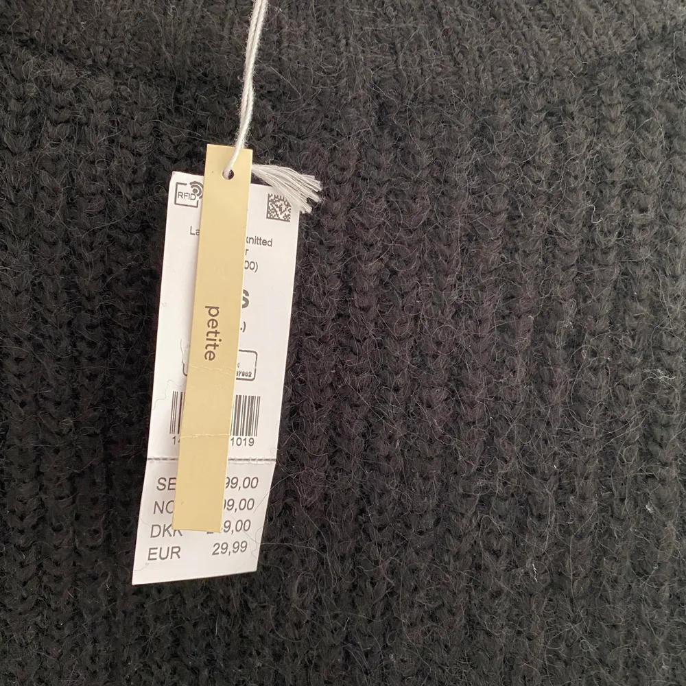 Helt oanvänd stickad tröja köpt för 299kr säljs nu för 100kr. Tröjor & Koftor.