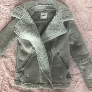 Grå mocka jacka - Säljer denna snygga fake mocka jackan! Den är helt oanvänd. Ny pris är 700 kr! Hör av dig om du har några frågor❣️☺️ köparen står för frakt !